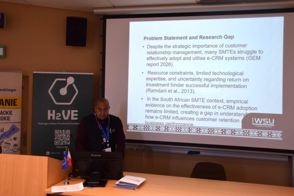 Prelegent przy komputerze omawia problem badawczy dotyczący elektronicznego zarządzania relacjami z klientami.