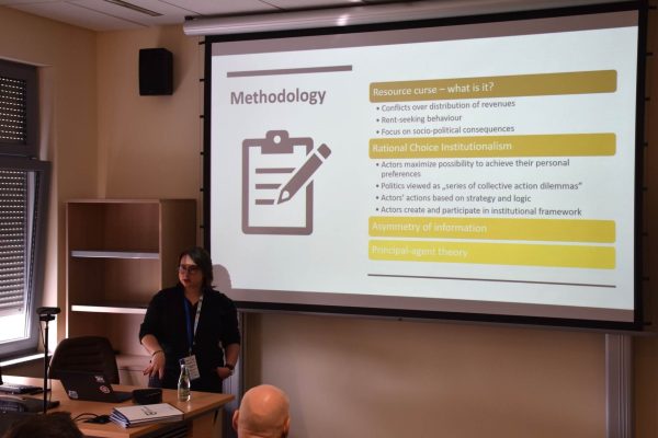 Prelegentka omawia slajd metodologiczny z ikoną formularza.