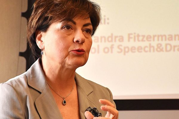Prelegentka gestykuluje podczas wystąpienia o neuroinkluzji.