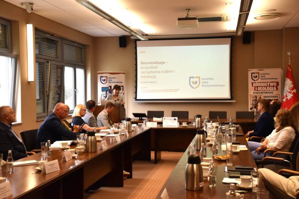 Widok sali posiedzenia podczas prezentacji o neuroinkluzji w zarządzaniu i edukacji.