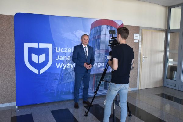 Nagranie wypowiedzi uczestnika konferencji na tle ścianki UJW.