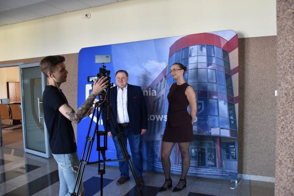 Operator przygotowuje nagranie dwojga uczestników konferencji.