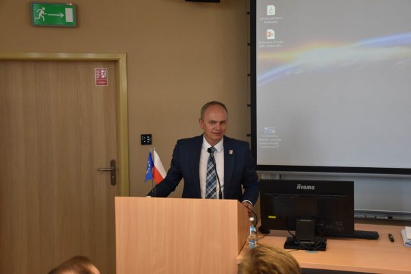 Uczestnik w garniturze przemawia przy mównicy UJW.