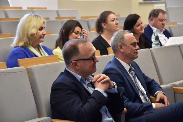 Uczestnicy konferencji studenckiej słuchają wystąpienia w sali wykładowej.