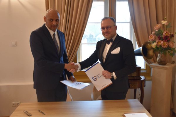 Uścisk dłoni i prezentacja dokumentów partnerstwa UJW z Circle International.
