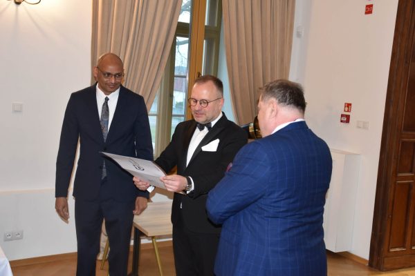 Wręczenie wyróżnienia podczas konferencji CIRCLE International.