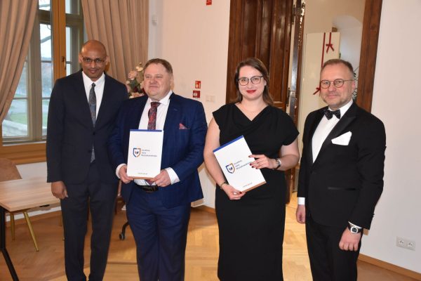 Czworo uczestników pozuje z dokumentami wyróżnień konferencji CIRCLE.