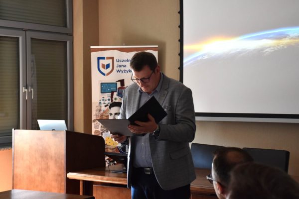 Prowadzący konferencję odczytuje informacje z dokumentu.