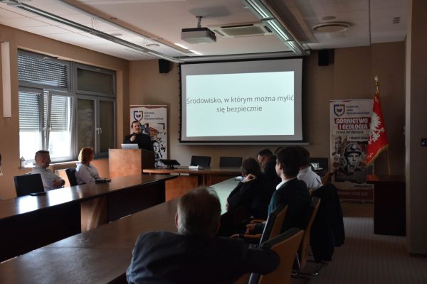 Widok sali podczas prezentacji o środowisku sprzyjającym skupieniu.