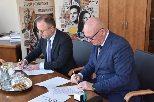 Zbliżenie na podpisywanie porozumienia UJW z Zespołem Szkół nr 2 w Lubinie.