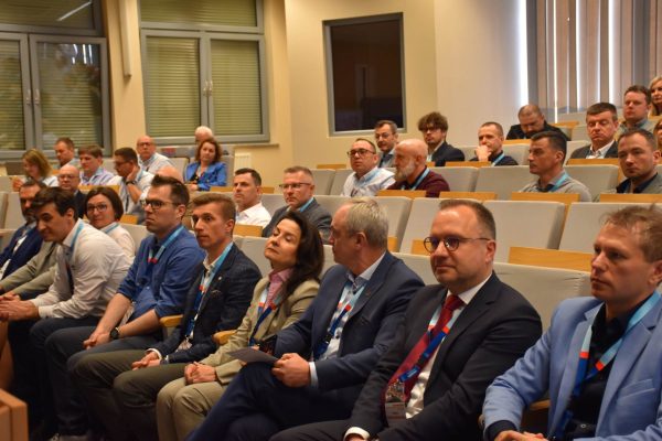 Uczestnicy Digital Transformation Forum siedzą w rzędach w sali wykładowej.
