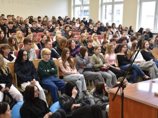 Uczestnicy Dnia Drzwi Otwartych siedzący w wypełnionej sali wykładowej UJW.