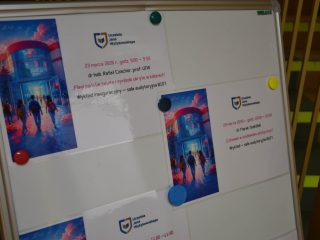 Tablica z plakatami i programem Dnia Drzwi Otwartych UJW.