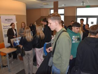 Odwiedzający przy stoisku MODIVO podczas Dnia Drzwi Otwartych.