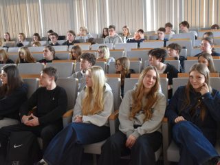 Uczestnicy Dnia Drzwi Otwartych siedzą w rzędach foteli w auli UJW.