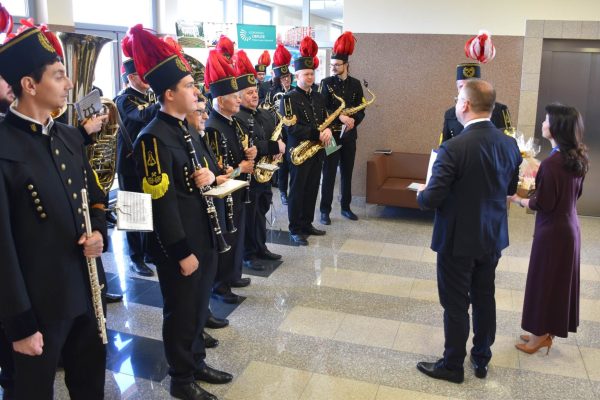Przedstawiciele konferencji zwracają się do muzyków orkiestry w holu.