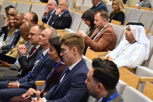 Uczestnicy konferencji CIRCLE siedzą w rzędach foteli w sali wykładowej.