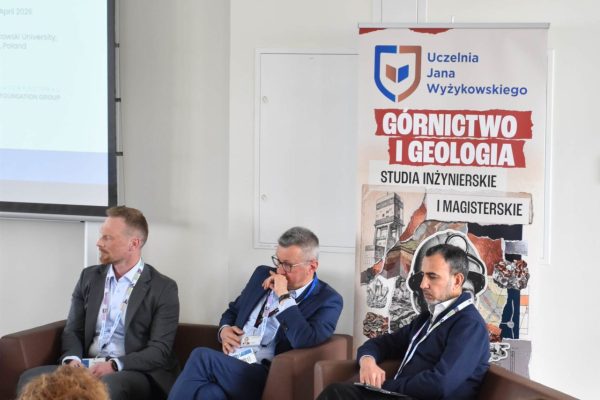 Boczny widok panelistów i publiczności podczas konferencji CIRCLE.