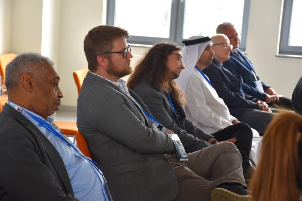 Boczny widok publiczności słuchającej panelu konferencji CIRCLE.