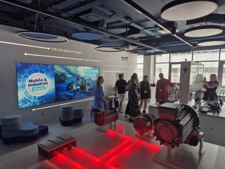 Ekspozycja podzespołów napędowych podświetlonych na czerwono w centrum Bosch Rexroth.