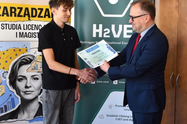 Wręczenie nagrody laureatowi konkursu „Grecka tragedia czy wodorowa odyseja?”.