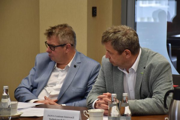 Dwaj uczestnicy Konwentu przeglądają dokumenty przy stole.