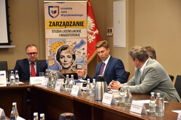 Uczestnicy Konwentu UJW dyskutują przy stole konferencyjnym.