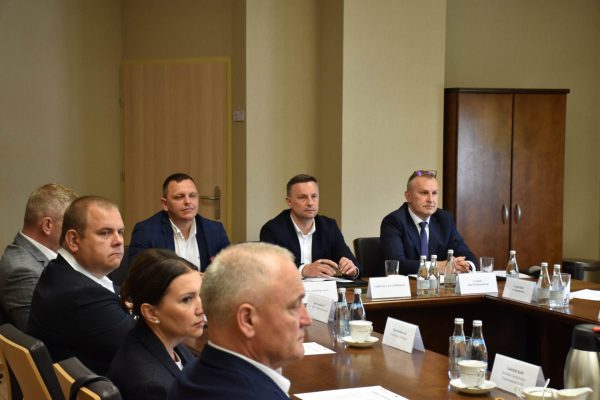 Szeroki widok uczestników Konwentu przy stole konferencyjnym.