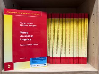 Podręczniki „Wstęp do analizy i algebry” na półce bibliotecznej.