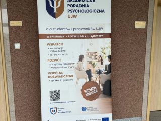 Roll-up Akademickiej Poradni Psychologicznej UJW z informacją o wsparciu dla studentów i pracowników.