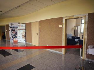 Czerwona wstęga przed wejściem do gabinetu Akademickiej Poradni Psychologicznej.